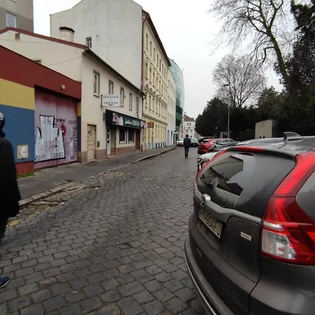 Utulny A Jedinecny Nebytovy Priestor V Centre Bratislavy Апартаменты